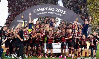 老将主帅齐封神！弗拉门戈解放者杯夺冠，创造三大足坛史诗级纪录