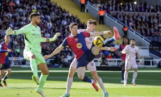 巴萨严打黄牛票！百起转售案震撼揭露，法兰克福战役前瞻