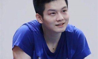 意难平到破防！樊振东能拿下德甲天价续约，却迟迟回不了国家队，背后隐情藏不住了