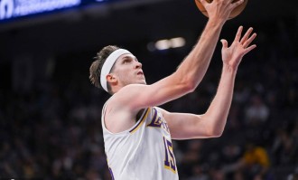 詹东缺阵里弗斯51+11+9单核带队 湖人胜国王